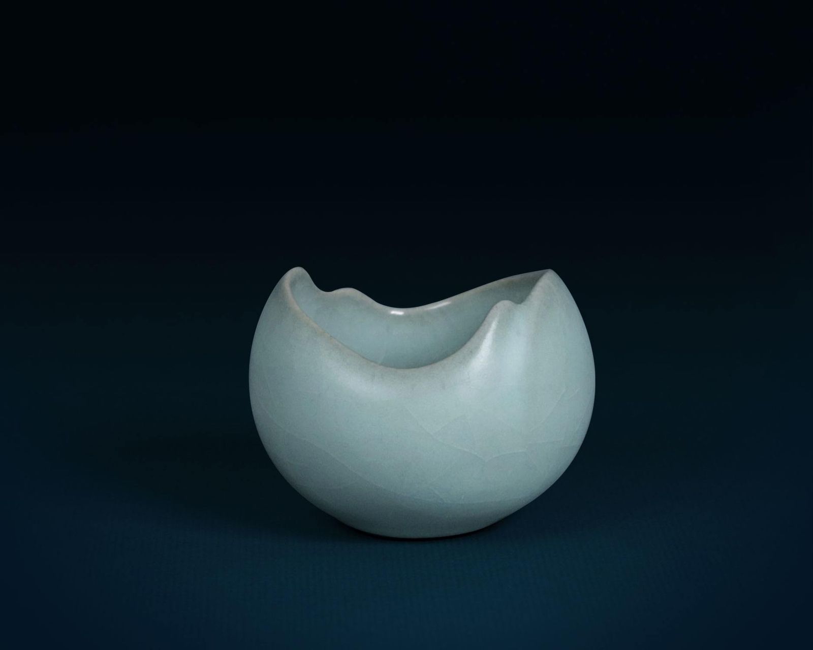 粉青曲紋小香器