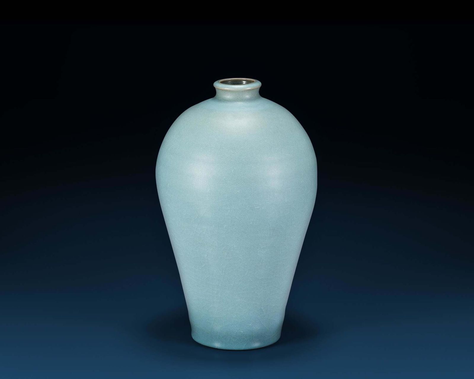 砧青梅瓶